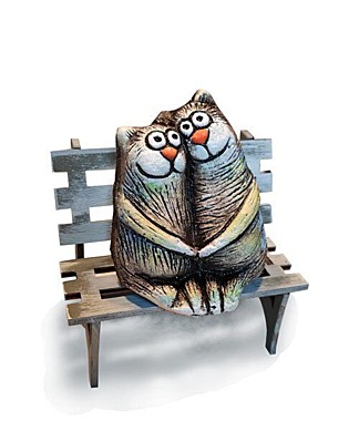 Коты сидячие на скамейке